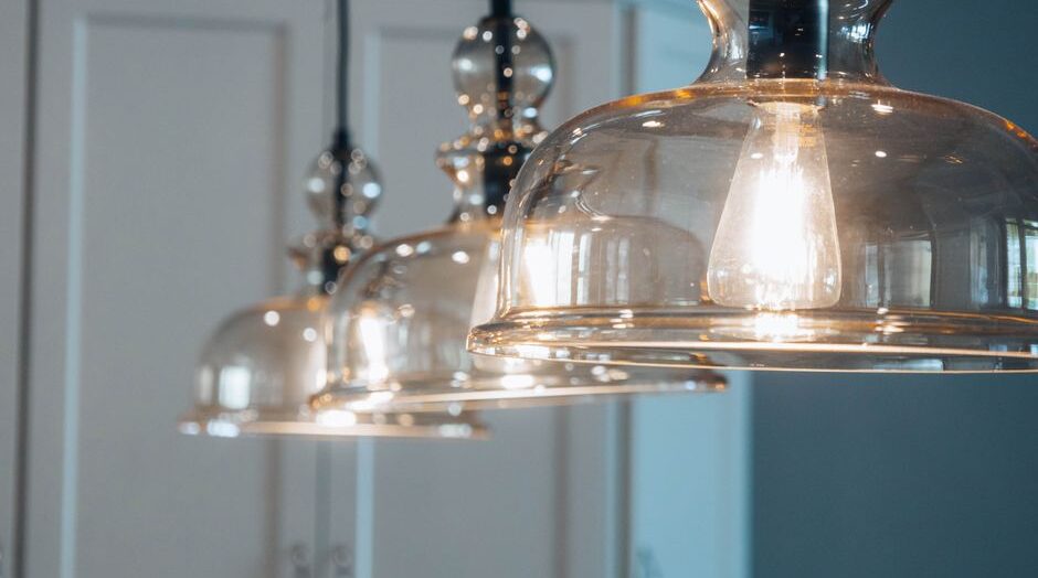 Een moderne keuken met stijlvolle hanglampen voor optimale verlichting en sfeer.