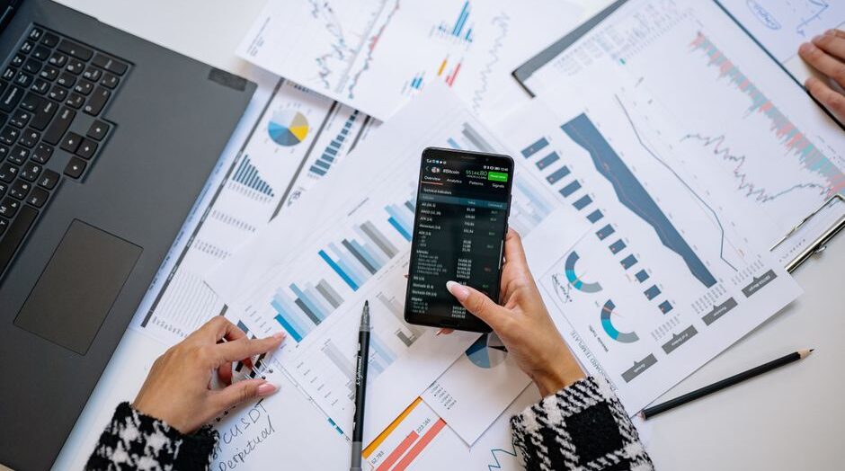 Een moderne bankomgeving met technologische innovaties en financiële software die de klantbeleving verbetert.